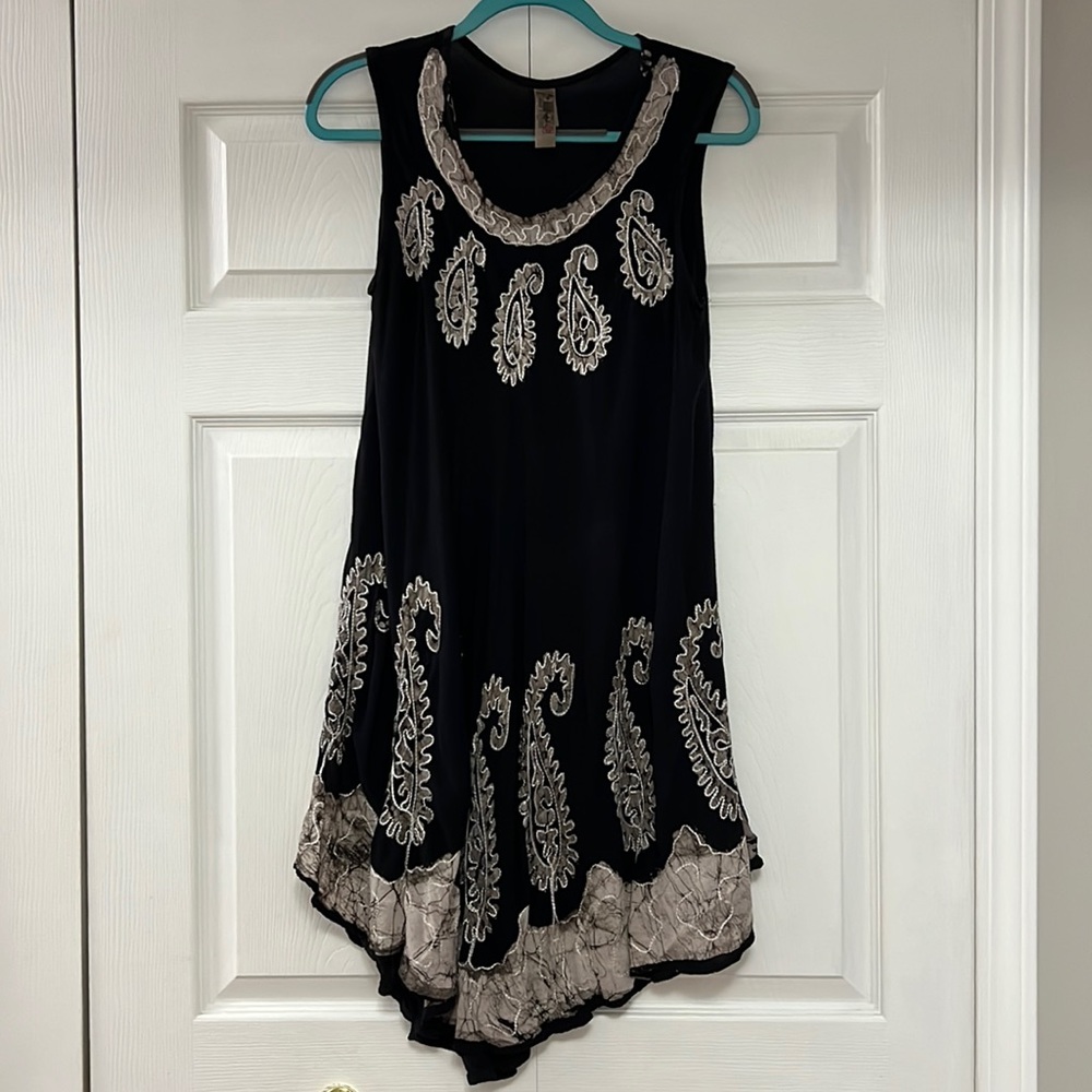 India Boutique Handkerchief style 🌸 one size fits all black sleeveless dress